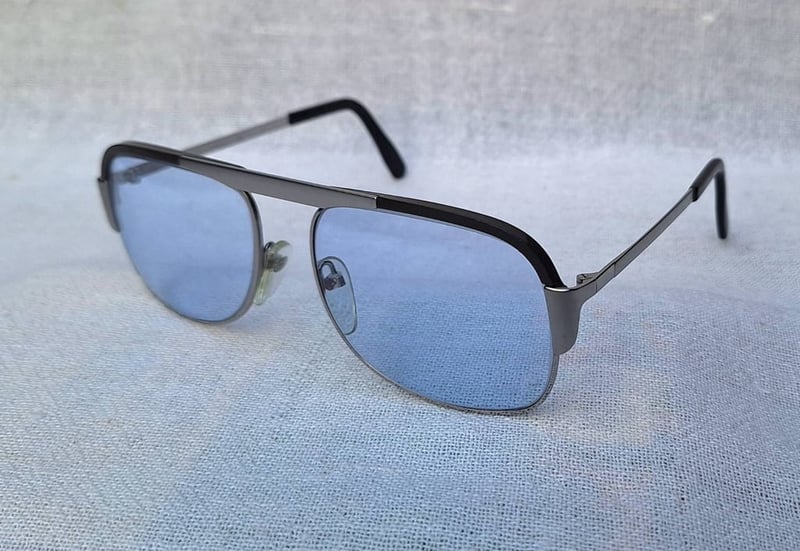 ที่สุดแห่งแว่นตาออสเตรียแฮนด์คราฟท์ ซิลูเอตต์–SILHOUETTE ตัวแท้ มือหนึ่ง สต็อกเก่าทศวรรษ1980 โมเดลคลาสสิก–สี่เหลี่ยม–นักบิน–คานเดี่ยว เลนส์กระจกคริสตัลญี่ปุ่นคุณภาพสูง UNION COLOR LENS by Union Optical Co., Ltd–สีฟ้าน้ำแข็ง–Ice Blue Color มองเห็นดวงตาผู้สวมใส่ ป้องกันUV100% น.น.46g ขนาดมาตรฐาน 142mm