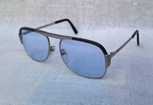 ที่สุดแห่งแว่นตาออสเตรียแฮนด์คราฟท์ ซิลูเอตต์–SILHOUETTE ตัวแท้ มือหนึ่ง สต็อกเก่าทศวรรษ1980 โมเดลคลาสสิก–สี่เหลี่ยม–นักบิน–คานเดี่ยว เลนส์กระจกคริสตัลญี่ปุ่นคุณภาพสูง UNION COLOR LENS by Union Optical Co., Ltd–สีฟ้าน้ำแข็ง–Ice Blue Color มองเห็นดวงตาผู้สวมใส่ ป้องกันUV100% น.น.46g ขนาดมาตรฐาน 142mm