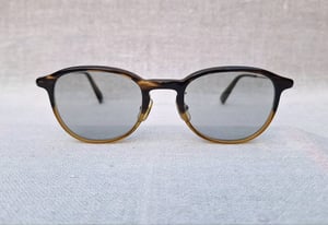 แว่นตาพรีเมียมคอลเคชั่นที่ดีที่สุดของ จินส์ เจแปน : เซลลูลอยด์ พบ ซาบาเอะ–JINS JAPAN : Celluloid Meet Sabae Collection สภาพเทพ เก่าเก็บทศวรรษ2010 โมเดลคลาสสิก–บอสซิงตัน เลนส์กระจกคริสตัลญี่ปุ่นล้ำค่า ทิลโก้–TILCO by T.T. Lens Co., Ltd มองเห็นดวงตาผู้สวมใส่ น.น.26g ขนาดมาตรฐาน–Standard One Size 140mm