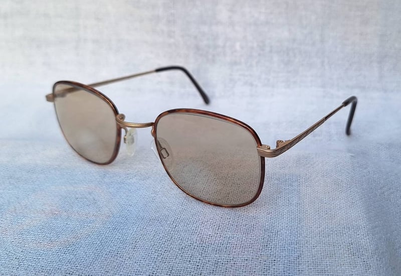 แว่นสายตาแฮนด์คราฟท์–ไบโฟคอลในตำนานศตวรรษที่20 จิออร์จิโอ วินเซนเต้–GIORGIO VINCENTE มือหนึ่ง ทศวรรษ1990 กรอบไทเทเนียมบริสุทธิ์สีทอง โคตรเลนส์กระจกอังกฤษ2ชั้น BIVUE ของ ไวส์แมน–อัลก้า ค่าสายตายาว+275 มองไกล+50 ชัดแจ๋วถึงปลายฟ้า ใช้เป็นแว่นกันแดดได้ในตัว Standard One Size138mm สวมใส่ได้ทุกขนาดใบหน้า แว่นสายตาแฮนด์คราฟท์–ไบโฟคอลในตำนานศตวรรษที่20 จิออร์จิโอ วินเซนเต้–GIORGIO VINCENTE มือหนึ่ง ทศวรรษ1990 กรอบไทเทเนียมบริสุทธิ์สีทอง โคตรเลนส์กระจกอังกฤษ2ชั้น BIVUE ของ ไวส์แมน–อัลก้า ค่าสายตายาว+275 มองไกล+50 ชัดแจ๋วถึงปลายฟ้า ใช้เป็นแว่นกันแดดได้ในตัว Standard One Size138mm สวมใส่ได้ทุกขนาดใบหน้า