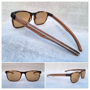 1 ในโคตรแว่นตาเก่าแก่และดีที่สุดของฝรั่งเศส โมเรล–MOREL มือหนึ่ง คอลเลคชัน ค.ศ. 2020 กรอบอะซีเทต–อนุพันธุ์เส้นใยพืช–ลายกระ จากโรงงานมาซซัคเคลลี ก้านขาไม้ไซคามอร์ประกบแกนโพลีคาร์บอเนตใสขึ้นรูป สุดยอดบานพับ MIM ลิขสิทธิ์ของโมเรล โคตรเลนส์กระจกอิตาเลียน ซาฟิโร–SAFILO ป้องกันUV100% ขนาดมาตรฐาน–ใหญ่143mm