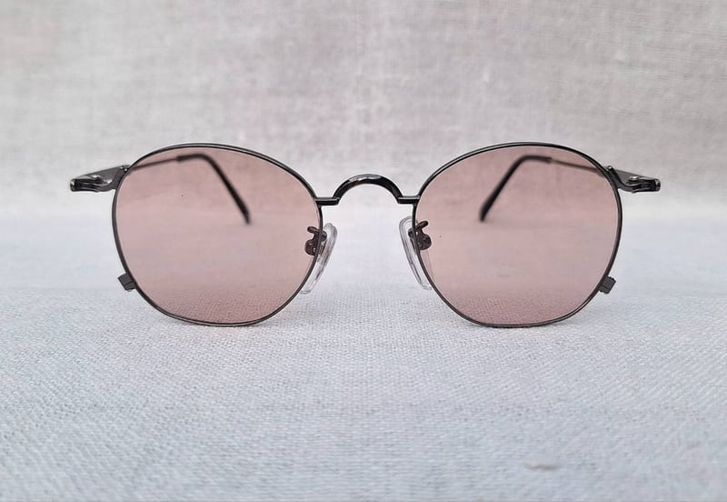 บิดาแห่งศิลปะแว่นตาสตีมพังก์ฝรั่งเศส ราคานักศึกษา ป.โท ฌอง ปอล โกลติเยร์–JEAN PAUL GAULTIER ตัวประวัติศาสตร์ รุ่น 55–0101 สวมใส่โดย เดวิด โบวี–David Bowie ยอดศิลปินชาวอังกฤษ 1 ในนักดนตรีที่ทรงอิทธิพลมากที่สุดในศตวรรษที่ 20 เลนส์กระจกคริสตัลกันแดดฝรั่งเศส สีกลีบบัว ป้องกัน UV100% ขนาดมาตรฐาน 135mm