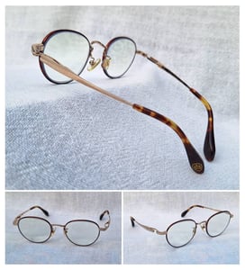 แว่นสายตาไทเทเนียมบริสุทธิ์จากเมืองซาบาเอะ ทาเคโอะ คิคูจิ–TAKEO KIKUCHI ตัวแท้ สภาพเทพเก่าเก็บทศวรรษ2000 โมเดลอาร์ติสท์–หยดน้ำเล็ก–แพนโต้–จอห์น เลนนอน เลนส์บลูโพรเทคมัลติโค้ท ค่าสายตา+275 ป้องกันแสงสีฟ้าที่อันตรายจากคอมพิวเตอร์ทุกชนิด น.น.24g ขนาดมาตรฐาน–Standard One Size138mm สวมใส่ได้ทุกขนาดใบหน้า