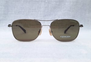 แว่นตายุโรเปียนคราฟท์โดยช่างฝีมือชาวดัตช์ จี–สตาร์ รอว์ G–STAR RAW ตัวแท้ มือหนึ่ง สต็อกเก่าทศวรรษ2000 ผลงานออกแบบของศิลปินอัมสเตอร์ดัม โจส ฟอน ทิลเบิร์ก–Jos Van Tilburg เลนส์โพลีคาร์บอเนท ออริจินัล จี–สตาร์ รอว์ สีเขียวทหาร–Army Green เท่มาก ขนาดมาตรฐาน–Standard One Size143mm สวมใส่ได้ทุกขนาดใบหน้า