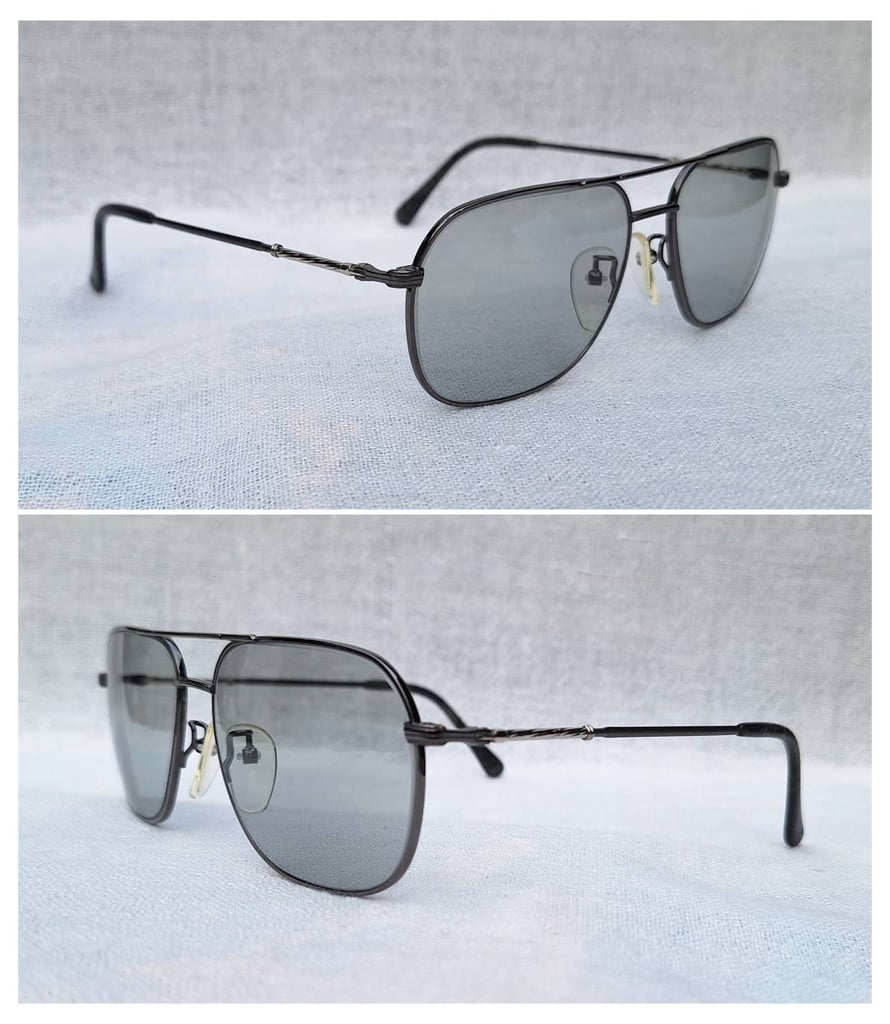 แว่นตาไทเทเนียมบริสุทธิ์เกรดพรีเมียมประดับแท่งทองขาวเนื้อตัน–Solid White Gold K14 เนื้อทองคำบริสุทธิ์ล้ำค่า 58.5% ปารีส มิกิ–PARIS MIKI ตัวแท้ สภาพเทพ เก่าเก็บทศวรรษ 1980 เลนส์กระจกคริสตัลญี่ปุ่น ทิลโก้–TILCO by T.T. Lens Co., Ltd น.น.31g ขนาดมาตรฐาน–Standard One size 138mm สวมใส่ได้ทุกขนาดใบหน้า