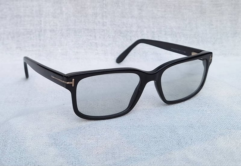 แว่นตาอเมริกันลักซ์ชัวรีแบรนด์ทศวรรษ 2010 ทอม ฟอร์ด–TOM FORD ตัวแท้ สภาพเทพ กรอบวัสดุไฮเอนด์–อะซีเทต–อนุพันธุ์เส้นใยพืช–ดำ–เกรดพรีเมียม จากโรงงานมาซซัคเคลลี ที่เก่าแก่และดีที่สุดของอิตาลี เลนส์กระจกคริสตัล ออโต้–โฟโตโครมิค ฝรั่งเศส สีเทา–สว่าง ปรับความเข้มอัตโนมัติ ป้องกัน UV100% ขนาดมาตรฐาน 140mm แว่นตาอเมริกันลักซ์ชัวรีแบรนด์ทศวรรษ 2010 ทอม ฟอร์ด–TOM FORD ตัวแท้ สภาพเทพ กรอบวัสดุไฮเอนด์–อะซีเทต–อนุพันธุ์เส้นใยพืช–ดำ–เกรดพรีเมียม จากโรงงานมาซซัคเคลลี ที่เก่าแก่และดีที่สุดของอิตาลี เลนส์กระจกคริสตัล ออโต้–โฟโตโครมิค ฝรั่งเศส สีเทา–สว่าง ปรับความเข้มอัตโนมัติ ป้องกัน UV100% ขนาดมาตรฐาน 140mm