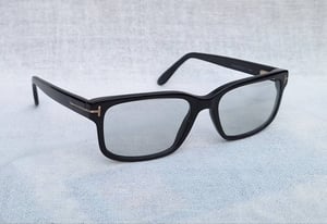 แว่นตาอเมริกันลักซ์ชัวรีแบรนด์ทศวรรษ 2010 ทอม ฟอร์ด–TOM FORD ตัวแท้ สภาพเทพ กรอบวัสดุไฮเอนด์–อะซีเทต–อนุพันธุ์เส้นใยพืช–ดำ–เกรดพรีเมียม จากโรงงานมาซซัคเคลลี ที่เก่าแก่และดีที่สุดของอิตาลี เลนส์กระจกคริสตัล ออโต้–โฟโตโครมิค ฝรั่งเศส สีเทา–สว่าง ปรับความเข้มอัตโนมัติ ป้องกัน UV100% ขนาดมาตรฐาน 140mm แว่นตาอเมริกันลักซ์ชัวรีแบรนด์ทศวรรษ 2010 ทอม ฟอร์ด–TOM FORD ตัวแท้ สภาพเทพ กรอบวัสดุไฮเอนด์–อะซีเทต–อนุพันธุ์เส้นใยพืช–ดำ–เกรดพรีเมียม จากโรงงานมาซซัคเคลลี ที่เก่าแก่และดีที่สุดของอิตาลี เลนส์กระจกคริสตัล ออโต้–โฟโตโครมิค ฝรั่งเศส สีเทา–สว่าง ปรับความเข้มอัตโนมัติ ป้องกัน UV100% ขนาดมาตรฐาน 140mm