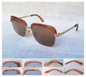 ราชันย์แห่งแว่นตาโบรว์ไลน์ กระดองเต่าแท้–GENUINE TORTOISE SHELL วัสดุล้ำค่าจากท้องทะเล กรอบไทเทเนียมบริสุทธิ์สีทอง สภาพดีงาม ใช้งานสุดทนุถนอม โคตรเลนส์กระจกพระเจ้าล้ำค่า CARL ZEISS JENA ที่ได้รับยกย่องว่าดีที่สุดตลอดกาลของชนชาติเยอรมัน น.น.41g ขนาดมาตรฐาน 143mm