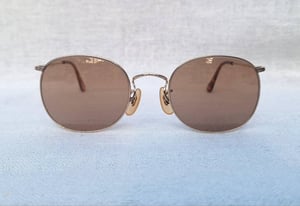 แว่นตาอเมริกันสายพันธุ์แคลิฟอร์เนียน โปโล โดย ราล์ฟ ลอเรน–POLO by RALPH LAUREN มือหนึ่ง ทศวรรษ1980 กรอบทองคำแท้–หุ้ม 14K GF สัดส่วนทองคำบริสุทธิ์ 58.33% เลนส์กระจกพระเจ้าล้ำค่า คาร์ล ไซส์ เยนา ที่ได้รับยกย่องว่าดีที่สุดตลอดกาลของชนชาติเยอรมัน ขนาดมาตรฐาน–Standard One Size128mm สวมใส่ได้ทุกขนาดใบหน้า แว่นตาอเมริกันสายพันธุ์แคลิฟอร์เนียน โปโล โดย ราล์ฟ ลอเรน–POLO by RALPH LAUREN มือหนึ่ง ทศวรรษ1980 กรอบทองคำแท้–หุ้ม 14K GF สัดส่วนทองคำบริสุทธิ์ 58.33% เลนส์กระจกพระเจ้าล้ำค่า คาร์ล ไซส์ เยนา ที่ได้รับยกย่องว่าดีที่สุดตลอดกาลของชนชาติเยอรมัน ขนาดมาตรฐาน–Standard One Size128mm สวมใส่ได้ทุกขนาดใบหน้า