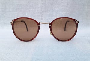 โคตรแว่นตาเยอรมันตะวันตกและเลนส์กระจกคริสตัลพระเจ้า คาร์ล ไซส์ เยนา–CARL ZEISS JENA ที่ได้รับยกย่องว่าดีที่สุดตลอดกาลของชนชาติเยอรมัน ตัวแท้ มือหนี่ง สต็อกเก่าทศวรรษ 1970 โคตรเลนส์กระจก CARL ZEISS JENA สีอำพัน–สว่าง มองเห็นดวงตาผู้สวมใส่ ขนาดมาตรฐาน–Standard One Size 132mm สวมใส่ได้ทุกขนาดใบหน้า