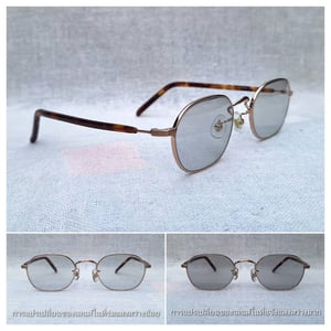 แว่นตาแฮนด์คราฟท์กรอบเล็กโดยช่างฝีมือเมืองซาบาเอะ โอ มาย กลาสเซส–Oh My Glasses TOKYO รุ่นอมตะ Reggie 2 ตัวแท้ สภาพเทพ เก่าเก็บ ค.ศ.2020 กรอบเบต้าไทเทเนียมสีทอง โมเดลแปดเหลี่ยม–โค้งมน เลนส์กระจกออโต้ฝรั่งเศส ปรับความเข้มอัตโนมัติ ขนาดมาตรฐาน–Standard One Size 130mm ผลิตไซซ์ดียว สวมใส่ได้ทุกขนาดใบหน้า แว่นตาแฮนด์คราฟท์กรอบเล็กโดยช่างฝีมือเมืองซาบาเอะ โอ มาย กลาสเซส–Oh My Glasses TOKYO รุ่นอมตะ Reggie 2 ตัวแท้ สภาพเทพ เก่าเก็บ ค.ศ.2020 กรอบเบต้าไทเทเนียมสีทอง โมเดลแปดเหลี่ยม–โค้งมน เลนส์กระจกออโต้ฝรั่งเศส ปรับความเข้มอัตโนมัติ ขนาดมาตรฐาน–Standard One Size 130mm ผลิตไซซ์ดียว สวมใส่ได้ทุกขนาดใบหน้า