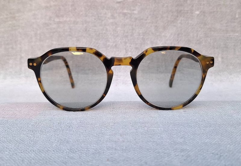 แว่นตามงกุฎ–หยดน้ำโดยช่างฝีมือชาวดัตช์ แอนโทนี–ANTONY by Eyes and More ตัวแท้ สภาพเทพ เก่าเก็บปลายทศวรรษ 2000 กรอบอะซีเทต–อนุพันธุ์เส้นใยพืช–เกรดพรีเมียม เลนส์กระจกคริสตัลญี่ปุ่น หายาก FLYING HORUS สีเทา–ท้องฟ้า มองเห็นดวงตาผู้สวมใส่ ป้องกัน UV 100% น.น.41g ขนาดมาตรฐาน–Standard One Size 142mm