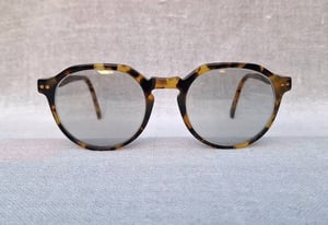 แว่นตามงกุฎ–หยดน้ำโดยช่างฝีมือชาวดัตช์ แอนโทนี–ANTONY by Eyes and More ตัวแท้ สภาพเทพ เก่าเก็บปลายทศวรรษ 2000 กรอบอะซีเทต–อนุพันธุ์เส้นใยพืช–เกรดพรีเมียม เลนส์กระจกคริสตัลญี่ปุ่น หายาก FLYING HORUS สีเทา–ท้องฟ้า มองเห็นดวงตาผู้สวมใส่ ป้องกัน UV 100% น.น.41g ขนาดมาตรฐาน–Standard One Size 142mm แว่นตามงกุฎ–หยดน้ำโดยช่างฝีมือชาวดัตช์ แอนโทนี–ANTONY by Eyes and More ตัวแท้ สภาพเทพ เก่าเก็บปลายทศวรรษ 2000 กรอบอะซีเทต–อนุพันธุ์เส้นใยพืช–เกรดพรีเมียม เลนส์กระจกคริสตัลญี่ปุ่น หายาก FLYING HORUS สีเทา–ท้องฟ้า มองเห็นดวงตาผู้สวมใส่ ป้องกัน UV 100% น.น.41g ขนาดมาตรฐาน–Standard One Size 142mm