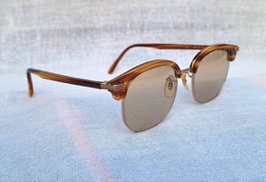 แว่นตานักเขียนโลก ปาป้า เฮมิงเวย์–PAPA HEMINGWAY สภาพเทพ เก่าเก็บทศวรรษ 1990 ผลงานของ Murai Inc. แห่งเมืองซาบาเอะ สร้างบรรณาการแด่ เออร์เนสต์ 'ปาป้า' เฮมิงเวย์ นักเขียนอเมริกันที่ยิ่งใหญ่ที่สุดในศตวรรษที่ 20 เลนส์กระจกคริสตัลญี่ปุ่น ไฮคลาส โดย MARUEMU สีกากี–สว่าง ขนาดมาตรฐาน–Standard One Size 138mm แว่นตานักเขียนโลก ปาป้า เฮมิงเวย์–PAPA HEMINGWAY สภาพเทพ เก่าเก็บทศวรรษ 1990 ผลงานของ Murai Inc. แห่งเมืองซาบาเอะ สร้างบรรณาการแด่ เออร์เนสต์ 'ปาป้า' เฮมิงเวย์ นักเขียนอเมริกันที่ยิ่งใหญ่ที่สุดในศตวรรษที่ 20 เลนส์กระจกคริสตัลญี่ปุ่น ไฮคลาส โดย MARUEMU สีกากี–สว่าง ขนาดมาตรฐาน–Standard One Size 138mm