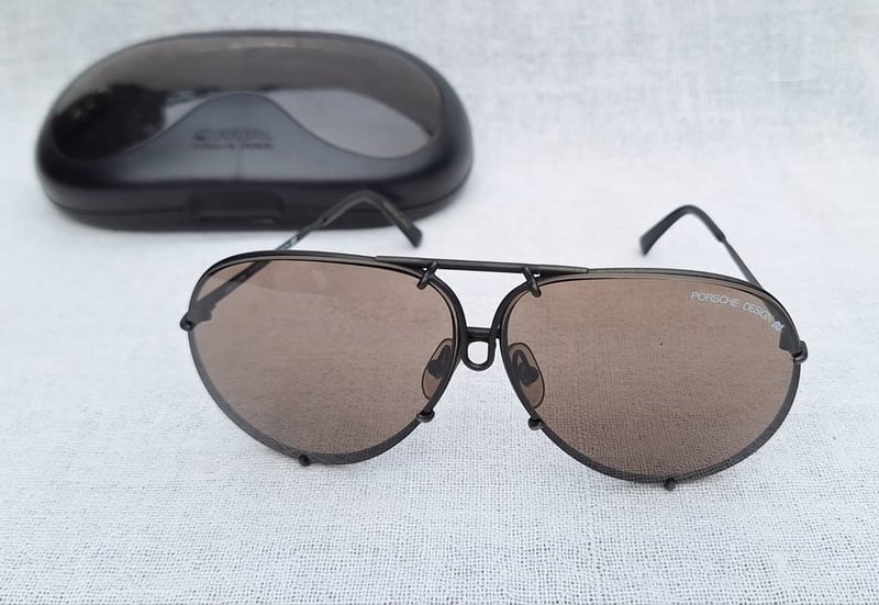 โคตรแว่นตาสัญลักษณ์แห่งความเร็วและแรง คาร์เรร่า ปอร์เช่ ดีไซน์–CARRERA PORSCHE DESIGN ตัวแท้ สภาพเทพ ค.ศ.1982 ผลงานของยอดศิลปินนักออกแบบชาวเยอรมัน เฟอร์ดินานด์ อเล็กซานเดอร์ ปอร์เช่ เลนส์โพลีคาร์บอเนทกันแดด ออริจินัล ปอร์เช่ ดีไซน์ 2 คู่ สีน้ำตาลและสีเทา–ไล่ระดับ ขนาดมาตรฐาน–Standard One Size 143mm