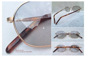 แว่นตาแฮนด์คราฟท์กรอบเล็กโดยช่างฝีมือเมืองซาบาเอะ โอ มาย กลาสเซส–Oh My Glasses TOKYO รุ่นอมตะ Reggie 2 ตัวแท้ สภาพเทพ เก่าเก็บ ค.ศ.2020 กรอบเบต้าไทเทเนียมสีทอง โมเดลแปดเหลี่ยม–โค้งมน เลนส์กระจกออโต้ฝรั่งเศส ปรับความเข้มอัตโนมัติ ขนาดมาตรฐาน–Standard One Size 130mm ผลิตไซซ์ดียว สวมใส่ได้ทุกขนาดใบหน้า แว่นตาแฮนด์คราฟท์กรอบเล็กโดยช่างฝีมือเมืองซาบาเอะ โอ มาย กลาสเซส–Oh My Glasses TOKYO รุ่นอมตะ Reggie 2 ตัวแท้ สภาพเทพ เก่าเก็บ ค.ศ.2020 กรอบเบต้าไทเทเนียมสีทอง โมเดลแปดเหลี่ยม–โค้งมน เลนส์กระจกออโต้ฝรั่งเศส ปรับความเข้มอัตโนมัติ ขนาดมาตรฐาน–Standard One Size 130mm ผลิตไซซ์ดียว สวมใส่ได้ทุกขนาดใบหน้า