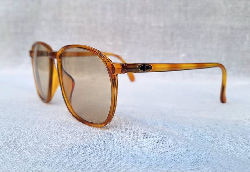 แว่นตาลักซ์ชัวรีแบรนด์ฝรั่งเศสแถวหน้าของโลก คริสเตียน ดิออร์ ปารีส–CHRISTIAN DIOR PARIS รุ่นสุภาพบุรุษ–Monsieur Series มือหนึ่ง สต็อกเก่าทศวรรษ 1980 โคตรเลนส์กระจกคริสตัล–ออโต้–อิตาเลียน บาร์เบรินี–BARBERINI ที่ได้รับยกย่องเป็น 1 ในเลนส์กระจกแว่นตาที่ดีที่สุดในโลก ขนาดมาตรฐาน–ใหญ่ 142mm