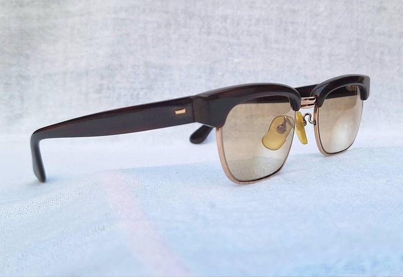 แว่นสายตาไบโฟคอล–เลนส์สองชั้น กรอบทองคำแท้–หุ้ม 12K GF สัดส่วนทองคำบริสุทธิ์ 50% แห่งยุคโชวะ ราคานักศึกษา ป.โท เจแปนิส โบรว์ไลน์ กลาสเซส–JAPANESE BLOWLINE GLASSES เลนส์กระจกคริสตัล 2 ชั้น BIVUE by MAX WISEMAN บิดาผู้ให้กำเนิด ALGHA ค่าสายตายาว +275 มองไกล +50 ชัดแจ๋วถึงปลายฟ้า ขนาดมาตรฐาน 139mm แว่นสายตาไบโฟคอล–เลนส์สองชั้น กรอบทองคำแท้–หุ้ม 12K GF สัดส่วนทองคำบริสุทธิ์ 50% แห่งยุคโชวะ ราคานักศึกษา ป.โท เจแปนิส โบรว์ไลน์ กลาสเซส–JAPANESE BLOWLINE GLASSES เลนส์กระจกคริสตัล 2 ชั้น BIVUE by MAX WISEMAN บิดาผู้ให้กำเนิด ALGHA ค่าสายตายาว +275 มองไกล +50 ชัดแจ๋วถึงปลายฟ้า ขนาดมาตรฐาน 139mm