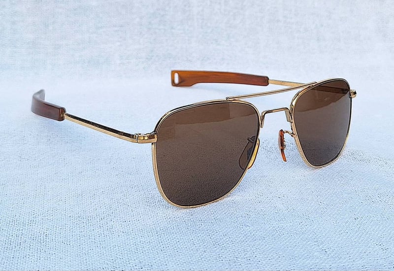 โคตรแว่นตาอเมริกันเสืออากาศยุคสงครามเวียดนาม เอโอ อเมริกัน ออปติคัล–AO AMERICAN OPTICAL ตัวแท้ ราคานักศึกษา ป.โท สภาพดีงาม เก่าเก็บทศวรรษ1970 สนธิกำลังกับโคตรเลนส์กระจกพระเจ้า คาร์ล ไซส์ เยนา ที่ได้รับยกย่องว่าดีที่สุดตลอดกาลของชนชาติเยอรมัน ขนาดมาตรฐาน137mm เลนส์ไซซ์หล่อ52mm สวมใส่พอดีใบหน้า เท่มาก