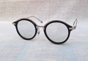 แว่นตาศิลปินอิสระจากสวิตเซอร์แลนด์ มาสซาดา–MASSADA ตัวแท้ ! สภาพเทพ ใช้งานสุดทนุถนอม ผลงานทศวรรษ 2010 ของยอดศิลปินนักออกแบบ คริส มาสทาเลิร์ซ และ เคท ลูปินสกี เลนส์กระจกออโต้ฝรั่งเศส มองเห็นดวงตาผู้สวมใส่ ป้องกัน UV100% น.น.37g ขนาดมาตรฐาน–Standard One Size 145mm สวมใส่ได้ทุกขนาดใบหน้า