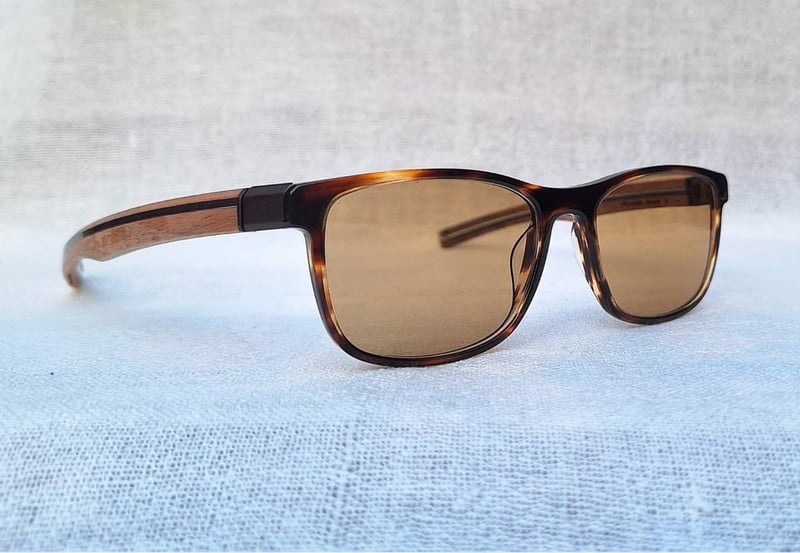 1 ในโคตรแว่นตาเก่าแก่และดีที่สุดของฝรั่งเศส โมเรล–MOREL มือหนึ่ง คอลเลคชัน ค.ศ. 2020 กรอบอะซีเทต–อนุพันธุ์เส้นใยพืช–ลายกระ จากโรงงานมาซซัคเคลลี ก้านขาไม้ไซคามอร์ประกบแกนโพลีคาร์บอเนตใสขึ้นรูป สุดยอดบานพับ MIM ลิขสิทธิ์ของโมเรล โคตรเลนส์กระจกอิตาเลียน ซาฟิโร–SAFILO ป้องกันUV100% ขนาดมาตรฐาน–ใหญ่143mm