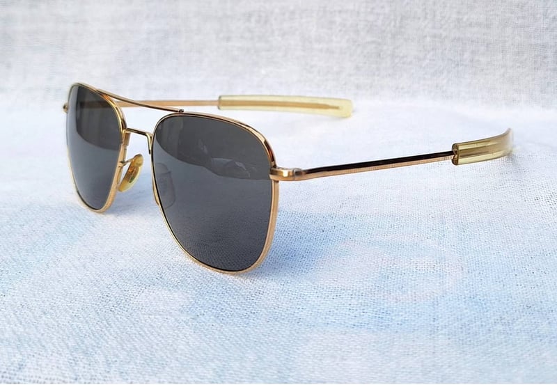 1 ใน 4 โคตรแว่นตาอเมริกันเสืออากาศทศวรรษ 1980 ราคานักศึกษา ป.โท เอโอ อเมริกัน ออปติคัล–AO AMERICAN OPTICAL ตัวแท้ สภาพงดงาม  วินเทจใช้งานถนอม มุมแว่นข้างขวาด้านล่างมีรอยเชื่อมซ่อมเล็กจิ๋ว 1 ตำแหน่ง นอกนั้นทุกส่วนงามกริ๊บ โคตรเลนส์กระจกคริสตัลกันแดด ORIGINAL AO ศักยภาพสูงสุด ขนาดมาตรฐาน–ใหญ่ 148mm