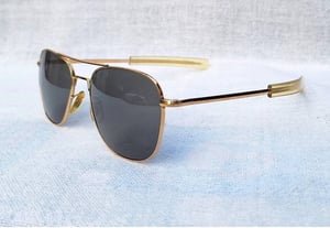 1 ใน 4 โคตรแว่นตาอเมริกันเสืออากาศทศวรรษ 1980 ราคานักศึกษา ป.โท เอโอ อเมริกัน ออปติคัล–AO AMERICAN OPTICAL ตัวแท้ สภาพงดงาม  วินเทจใช้งานถนอม มุมแว่นข้างขวาด้านล่างมีรอยเชื่อมซ่อมเล็กจิ๋ว 1 ตำแหน่ง นอกนั้นทุกส่วนงามกริ๊บ โคตรเลนส์กระจกคริสตัลกันแดด ORIGINAL AO ศักยภาพสูงสุด ขนาดมาตรฐาน–ใหญ่ 148mm