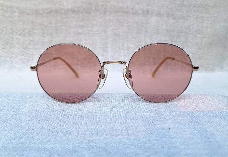 แว่นตาลักซ์ชัวรีแบรนด์ฝรั่งเศสเก่าแก่ 107 ปี ชาร์ล จูดอง ปารีส–CHARLES JOURDAN PARIS ตัวแท้ มือหนึ่ง สต็อกเก่าทศวรรษ 1980 โมเดลคลาสสิก–หยดน้ำ–แพนโต้–จอห์น เลนนอน เลนส์กระจกคริสตัลฝรั่งเศส หายาก สีกลีบบัว มองเห็นดวงตาผู้สวมใส่ ป้องกัน UV 100% ขนาดมาตรฐาน–Standard One Size 131mm สวมใส่ได้ทุกขนาดใบหน้า