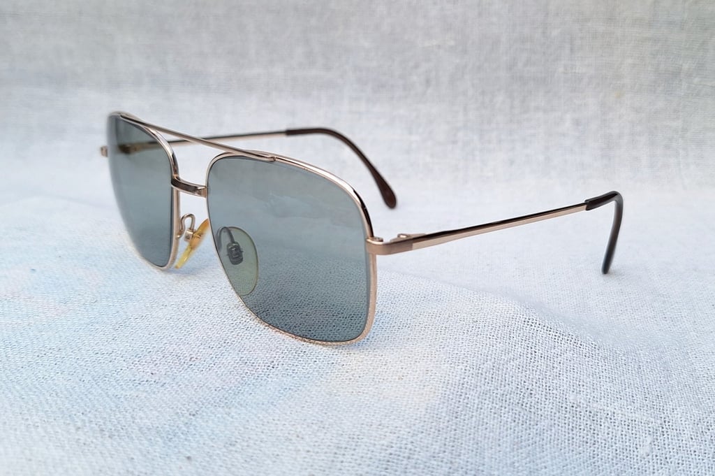 แว่นตาเทพเจ้าของชาวเยอรมัน โรเดนสต็อค–RODENSTOCK รุ่นหายาก คาโรลุส–CAROLUS SERIES กรอบทองคำแท้–หุ้ม 10KGF สัดส่วนทองคำบริสุทธิ์ 41.67% โมเดลคลาสสิค–นักบิน–คาราวานทหาร–คานยาว¹ สภาพเทพ เก่าเก็บทศวรรษ 1960 เลนส์กระจกคริสตัล ROHTO OPHTHALMIC ป้องกัน UV100% น.น.38g ขนาดมาตรฐานโมเดลนี้ 138mm แว่นตาเทพเจ้าของชาวเยอรมัน โรเดนสต็อค–RODENSTOCK รุ่นหายาก คาโรลุส–CAROLUS SERIES กรอบทองคำแท้–หุ้ม 10KGF สัดส่วนทองคำบริสุทธิ์ 41.67% โมเดลคลาสสิค–นักบิน–คาราวานทหาร–คานยาว¹ สภาพเทพ เก่าเก็บทศวรรษ 1960 เลนส์กระจกคริสตัล ROHTO OPHTHALMIC ป้องกัน UV100% น.น.38g ขนาดมาตรฐานโมเดลนี้ 138mm