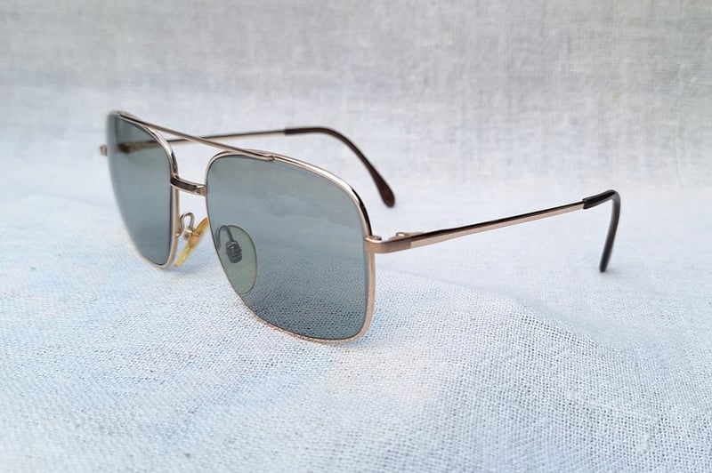 แว่นตาเทพเจ้าของชาวเยอรมัน โรเดนสต็อค–RODENSTOCK รุ่นหายาก คาโรลุส–CAROLUS SERIES กรอบทองคำแท้–หุ้ม 10KGF สัดส่วนทองคำบริสุทธิ์ 41.67% โมเดลคลาสสิค–นักบิน–คาราวานทหาร–คานยาว¹ สภาพเทพ เก่าเก็บทศวรรษ 1960 เลนส์กระจกคริสตัล ROHTO OPHTHALMIC ป้องกัน UV100% น.น.38g ขนาดมาตรฐานโมเดลนี้ 138mm