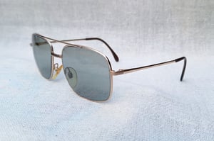 แว่นตาเทพเจ้าของชาวเยอรมัน โรเดนสต็อค–RODENSTOCK รุ่นหายาก คาโรลุส–CAROLUS SERIES กรอบทองคำแท้–หุ้ม 10KGF สัดส่วนทองคำบริสุทธิ์ 41.67% โมเดลคลาสสิค–นักบิน–คาราวานทหาร–คานยาว¹ สภาพเทพ เก่าเก็บทศวรรษ 1960 เลนส์กระจกคริสตัล ROHTO OPHTHALMIC ป้องกัน UV100% น.น.38g ขนาดมาตรฐานโมเดลนี้ 138mm