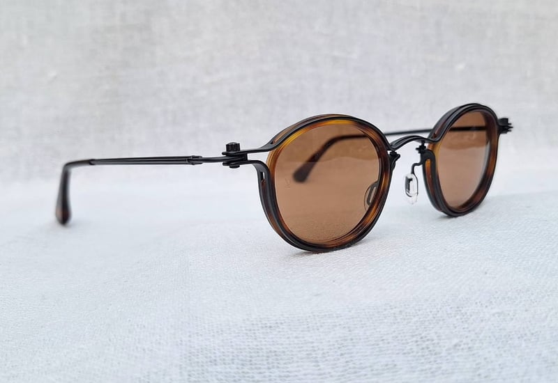 โคตรแว่นตาอิตาเลียนแฮนด์คราฟท์ที่ถือกำเนิดจาก 2 สิ่งดีที่สุดจาก 2 ทวีป ทาวาท–TAVAT รุ่นเรือธง Soup Can Collection สภาพเทพ เก่าเก็บทศวรรษ 2010 อลังการงานสร้างกว่า 100 ขั้นตอน เลนส์กระจกคริสตัลพระเจ้า CARL ZEISS JENA ที่ได้รับยกย่องว่าดีที่สุดตลอดกาลของชนชาติเยอรมัน ขนาดมาตรฐาน–Standard One Size 155mm โคตรแว่นตาอิตาเลียนแฮนด์คราฟท์ที่ถือกำเนิดจาก 2 สิ่งดีที่สุดจาก 2 ทวีป ทาวาท–TAVAT รุ่นเรือธง Soup Can Collection สภาพเทพ เก่าเก็บทศวรรษ 2010 อลังการงานสร้างกว่า 100 ขั้นตอน เลนส์กระจกคริสตัลพระเจ้า CARL ZEISS JENA ที่ได้รับยกย่องว่าดีที่สุดตลอดกาลของชนชาติเยอรมัน ขนาดมาตรฐาน–Standard One Size 155mm