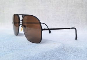 โคตรแว่นตาเยอรมันตะวันตกและเลนส์กระจกคริสตัลพระเจ้า คาร์ล ไซส์ เยนา–CARL ZEISS JENA ที่ได้รับยกย่องว่าดีที่สุดตลอดกาลของชนชาติเยอรมัน โมเดลสี่เหลี่ยมนักบิน–สิงห์ดำ ตัวแท้ เก่าเก็บทศวรรษ 1970 โคตรเลนส์กระจกพระเจ้า CARL ZEISS JENA สีน้ำตาล–สว่าง ป้องกัน UV100% น.น.37g ขนาดมาตรฐาน 140mm โคตรแว่นตาเยอรมันตะวันตกและเลนส์กระจกคริสตัลพระเจ้า คาร์ล ไซส์ เยนา–CARL ZEISS JENA ที่ได้รับยกย่องว่าดีที่สุดตลอดกาลของชนชาติเยอรมัน โมเดลสี่เหลี่ยมนักบิน–สิงห์ดำ ตัวแท้ เก่าเก็บทศวรรษ 1970 โคตรเลนส์กระจกพระเจ้า CARL ZEISS JENA สีน้ำตาล–สว่าง ป้องกัน UV100% น.น.37g ขนาดมาตรฐาน 140mm