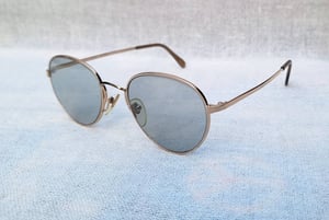 แว่นตาปัญญาชนอเมริกันทศวรรษ 1980 ไอวี–ลีเกอร์ส IVY–LEAGUERS ตัวแท้ สภาพเทพ โมเดลอาร์ติสท์–หยดน้ำ–แพนโต้–จอห์น เลนนอน กรอบโลหะสีทองสุกสกาว เลนส์กระจกคริสตัลญี่ปุ่น หายาก ทิลโก้–TILCO by T.T. Lens Co., Ltd สีเทาควันไฟ มองเห็นดวงตาผู้สวมใส่ ป้องกัน UV100% น.น.31g ขนาดมาตรฐานโมเดลนี้–Standard Size 133mm