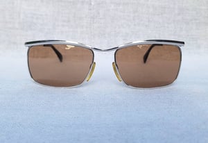 โคตรแว่นตาเก่าแก่ลำดับ 2 ของเยอรมนี เมทซเลอร์ METZLER–ZEISS ตัวแท้ สภาพเทพ เก่าเก็บทศวรรษ 1960 กรอบทองขาวแท้–หุ้ม 10K GF สัดส่วนทองคำบริสุทธิ์ 41.67% โมเดลหายาก–นักบิน–คานเดี่ยว–คาร์ลตัน แฟลช โคตรเลนส์กระจกพระเจ้า CARL ZEISS JENA ที่ได้รับยกย่องว่าดีที่สุดตลอดกาลของชนชาติเยอรมัน ขนาดมาตรฐาน 141mm โคตรแว่นตาเก่าแก่ลำดับ 2 ของเยอรมนี เมทซเลอร์ METZLER–ZEISS ตัวแท้ สภาพเทพ เก่าเก็บทศวรรษ 1960 กรอบทองขาวแท้–หุ้ม 10K GF สัดส่วนทองคำบริสุทธิ์ 41.67% โมเดลหายาก–นักบิน–คานเดี่ยว–คาร์ลตัน แฟลช โคตรเลนส์กระจกพระเจ้า CARL ZEISS JENA ที่ได้รับยกย่องว่าดีที่สุดตลอดกาลของชนชาติเยอรมัน ขนาดมาตรฐาน 141mm