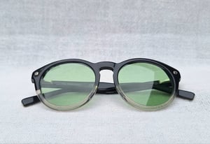 แว่นตาอิตาเลียนลักซ์ชัวรีแบรนด์ร่วมสมัยแถวหน้าของโลก ดีสแควร์²–DSQUARED² ตัวแท้ มือหนึ่ง สต็อกเก่าทศวรรษ 2010 ผลงานของยอดศิลปินนักออกแบบ ดีน และ แดน คาเท็น–DEAN & DAN CATEN เลนส์กระจกคริสตัลฝรั่งเศส สีเขียวธรรมชาติ ป้องกัน UV100% น.น.44g ขนาดมาตรฐาน–Standard One Size 137mm สวมใส่ได้ทุกขนาดใบหน้า