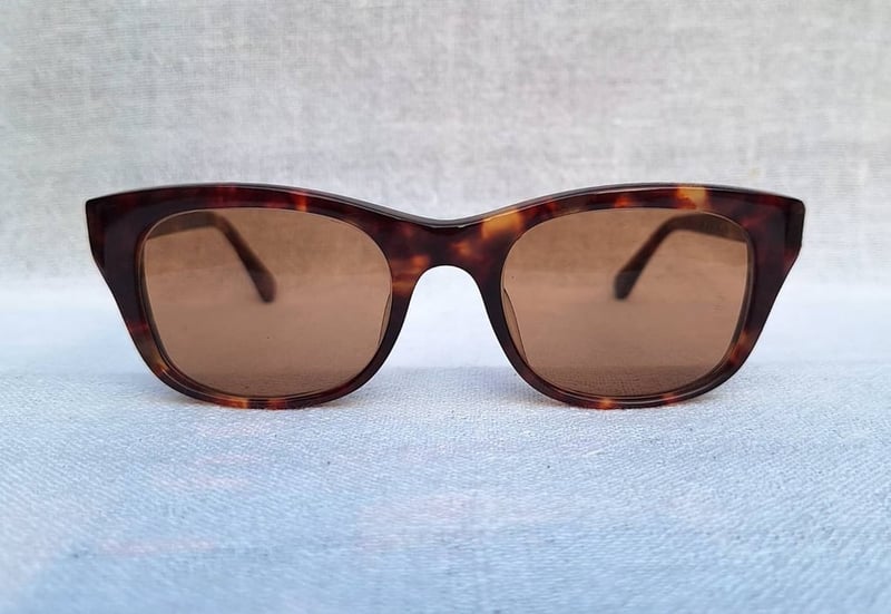 โคตรแว่นตาเซลลูลอยด์เกรดพรีเมียมจากเมืองซาบาเอะ เซ็นอิจิซากุ–SENICHISAKU ผลงานรุ่นที่ 5–the Fifth Work อันลือลั่นแห่งทศวรรษ 1980 ของปรมาจารย์เซ็น–อิจิ (Sen–Ichi) โคตรเลนส์กระจกคริสตัลพระเจ้าล้ำค่า คาร์ล ไซส์ เยนา ที่ได้รับยกย่องว่าดีที่สุดตลอดกาลของชนชาติเยอรมัน ขนาดมาตรฐาน–Standard One Size 140mm