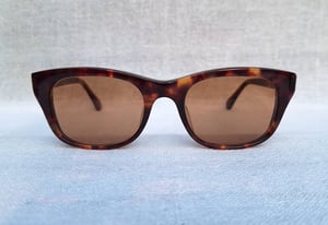 โคตรแว่นตาเซลลูลอยด์เกรดพรีเมียมจากเมืองซาบาเอะ เซ็นอิจิซากุ–SENICHISAKU ผลงานรุ่นที่ 5–the Fifth Work อันลือลั่นแห่งทศวรรษ 1980 ของปรมาจารย์เซ็น–อิจิ (Sen–Ichi) โคตรเลนส์กระจกคริสตัลพระเจ้าล้ำค่า คาร์ล ไซส์ เยนา ที่ได้รับยกย่องว่าดีที่สุดตลอดกาลของชนชาติเยอรมัน ขนาดมาตรฐาน–Standard One Size 140mm