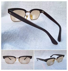 แว่นสายตาไบโฟคอล–เลนส์สองชั้น กรอบทองคำแท้–หุ้ม 12K GF สัดส่วนทองคำบริสุทธิ์ 50% แห่งยุคโชวะ ราคานักศึกษา ป.โท เจแปนิส โบรว์ไลน์ กลาสเซส–JAPANESE BLOWLINE GLASSES เลนส์กระจกคริสตัล 2 ชั้น BIVUE by MAX WISEMAN บิดาผู้ให้กำเนิด ALGHA ค่าสายตายาว +275 มองไกล +50 ชัดแจ๋วถึงปลายฟ้า ขนาดมาตรฐาน 139mm แว่นสายตาไบโฟคอล–เลนส์สองชั้น กรอบทองคำแท้–หุ้ม 12K GF สัดส่วนทองคำบริสุทธิ์ 50% แห่งยุคโชวะ ราคานักศึกษา ป.โท เจแปนิส โบรว์ไลน์ กลาสเซส–JAPANESE BLOWLINE GLASSES เลนส์กระจกคริสตัล 2 ชั้น BIVUE by MAX WISEMAN บิดาผู้ให้กำเนิด ALGHA ค่าสายตายาว +275 มองไกล +50 ชัดแจ๋วถึงปลายฟ้า ขนาดมาตรฐาน 139mm