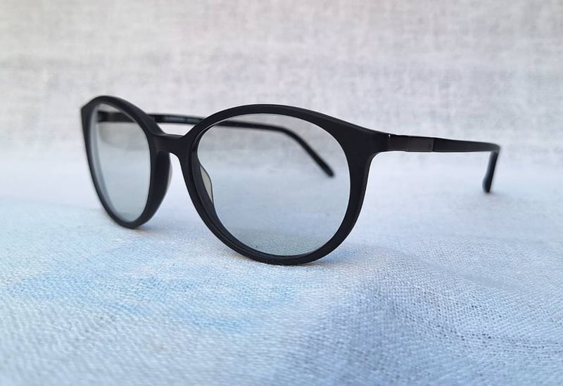 แว่นตาเทพเจ้าของชาวเยอรมัน โรเดนสต็อค–RODENSTOCK รุ่น R5266 ตัวแท้ สภาพเทพ เก่าเก็บทศวรรษ1990 กรอบอะซีเทต–อนุพันธุ์เส้นใยพืช–เกรดพรีเมียม เลนส์กระจกออโต้ฝรั่งเศส สีเทา–สว่าง ปรับความเข้มอัตโนมัติ มองเห็นดวงตา บานพับสปริงหลัง–Back Spring Hinge ขนาดมาตรฐาน–Standard One Size132mm สวมใส่ได้ทุกขนาดใบหน้า