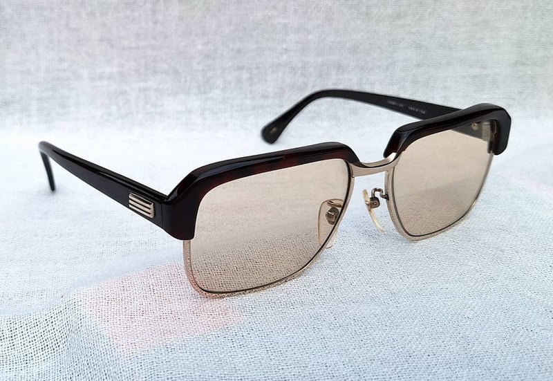 แว่นตาโอเวอร์ไซซ์–โบรว์ไลน์–แฮนด์คราฟท์ยุคโชวะ เรตินา–RETINA มือหนึ่ง สต็อกเก่าทศวรรษ 1970 กรอบทองคำแท้–หุ้ม 12K GF สัดส่วนทองคำบริสุทธิ์ 50% คิ้วและก้านขา–เซลลูลอยด์–ลายกระ–เกรดพรีเมียม เลนส์กระจกคริสตัลฝร้งเศสกันแดด สีน้ำตาล–โกลเดนร็อด ขนาดมาตรฐาน–โอเวอร์ไซซ์ 150mm อุ๊ต๊ะ ! เต็มหน้าเต็มตาดีจริง ๆ แว่นตาโอเวอร์ไซซ์–โบรว์ไลน์–แฮนด์คราฟท์ยุคโชวะ เรตินา–RETINA มือหนึ่ง สต็อกเก่าทศวรรษ 1970 กรอบทองคำแท้–หุ้ม 12K GF สัดส่วนทองคำบริสุทธิ์ 50% คิ้วและก้านขา–เซลลูลอยด์–ลายกระ–เกรดพรีเมียม เลนส์กระจกคริสตัลฝร้งเศสกันแดด สีน้ำตาล–โกลเดนร็อด ขนาดมาตรฐาน–โอเวอร์ไซซ์ 150mm อุ๊ต๊ะ ! เต็มหน้าเต็มตาดีจริง ๆ