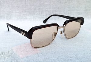 แว่นตาโอเวอร์ไซซ์–โบรว์ไลน์–แฮนด์คราฟท์ยุคโชวะ เรตินา–RETINA มือหนึ่ง สต็อกเก่าทศวรรษ 1970 กรอบทองคำแท้–หุ้ม 12K GF สัดส่วนทองคำบริสุทธิ์ 50% คิ้วและก้านขา–เซลลูลอยด์–ลายกระ–เกรดพรีเมียม เลนส์กระจกคริสตัลฝร้งเศสกันแดด สีน้ำตาล–โกลเดนร็อด ขนาดมาตรฐาน–โอเวอร์ไซซ์ 150mm อุ๊ต๊ะ ! เต็มหน้าเต็มตาดีจริง ๆ แว่นตาโอเวอร์ไซซ์–โบรว์ไลน์–แฮนด์คราฟท์ยุคโชวะ เรตินา–RETINA มือหนึ่ง สต็อกเก่าทศวรรษ 1970 กรอบทองคำแท้–หุ้ม 12K GF สัดส่วนทองคำบริสุทธิ์ 50% คิ้วและก้านขา–เซลลูลอยด์–ลายกระ–เกรดพรีเมียม เลนส์กระจกคริสตัลฝร้งเศสกันแดด สีน้ำตาล–โกลเดนร็อด ขนาดมาตรฐาน–โอเวอร์ไซซ์ 150mm อุ๊ต๊ะ ! เต็มหน้าเต็มตาดีจริง ๆ