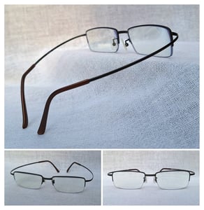 แว่นสายตาอเมริกันแคลิฟอร์เนียนสายพันธุ์ซาบาเอะ ซีโรกรา–ZEROGRA ตัวแท้ สภาพเทพ เก่าเก็บต้นทศวรรษ 2010 ผลงานศิลปินนักออกแบบชาวญี่ปุ่น โอกิ ซาโตะ กรอบวัสดุไฮเอนด์–เบต้าไทเทเนียม เลนส์บลูโพรเทคมัลติโค้ท ค่าสายตา +300 ป้องกันแสงสีฟ้าที่อันตรายจากคอมพิวเตอร์ทุกชนิด น.น.17g ขนาดมาตรฐาน–ฟรีไซซ์ 128–150mm