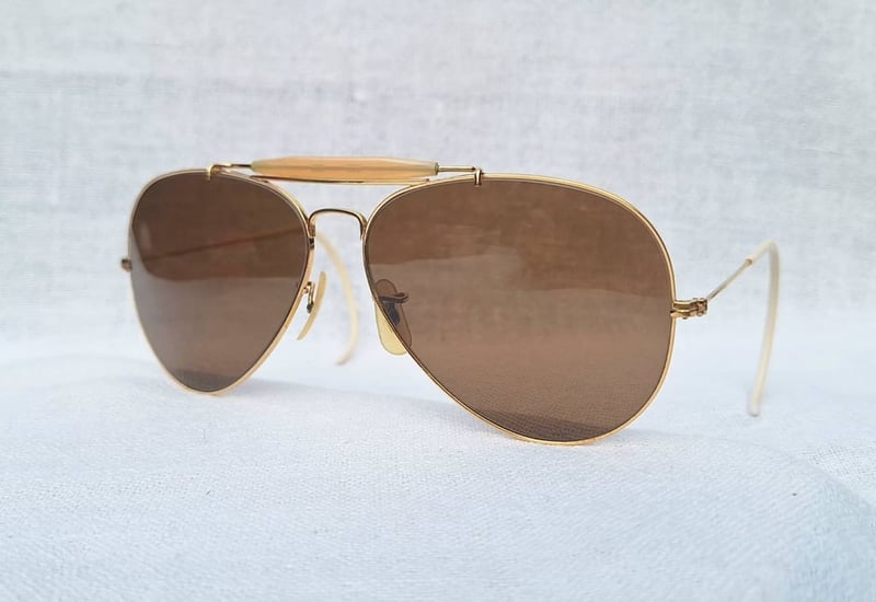 แว่นตา เรย์-แบน แสนสะท้าน ยูเอสเอ ตัวแท้–B&L RAY–BAN Aviator Outdoorsman MacArthur USA สภาพเทพ งามกริ๊บ เก่าเก็บทศวรรษ1970 คานบนประดับงา สนธิกำลังอย่างยิ่งใหญ่กับโคตรเลนส์กระจกพระเจ้า CARL ZEISS JENA ที่ได้รับยกย่องว่าดีที่สุดตลอดกาลของชนชาติเยอรมัน ขนาดมาตรฐาน–ใหญ่148mm อุ๊ต๊ะ เต็มหน้าเต็มตาดีจริงๆ