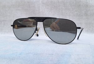 แว่นตาสิงห์ดำ–นักบิน—เอาท์ดอร์สแมน–มาดเข้ม เดอะ บิ๊กเนม โฮย่า–HOYA ตัวแท้ สภาพเทพ เก่าเก็บทศวรรษ 1980 สนธิกำลังกับเลนส์กระจกคริสตัล หายาก UNION COLOR LENS by Union Optical Co., Ltd ปรอทเงิน–สว่าง ศักยภาพสูงสุด ป้องกัน UV100% น.น.36g ขนาดมาตรฐาน–ใหญ่ 150mm อุ๊ต๊ะ.. เต็มหน้าเต็มตาดีจริงๆ แว่นตาสิงห์ดำ–นักบิน—เอาท์ดอร์สแมน–มาดเข้ม เดอะ บิ๊กเนม โฮย่า–HOYA ตัวแท้ สภาพเทพ เก่าเก็บทศวรรษ 1980 สนธิกำลังกับเลนส์กระจกคริสตัล หายาก UNION COLOR LENS by Union Optical Co., Ltd ปรอทเงิน–สว่าง ศักยภาพสูงสุด ป้องกัน UV100% น.น.36g ขนาดมาตรฐาน–ใหญ่ 150mm อุ๊ต๊ะ.. เต็มหน้าเต็มตาดีจริงๆ