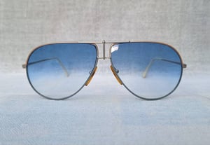 1 ในตำนานความยิ่งใหญ่ของแว่นตาฝรั่งเศสศตวรรษที่ 20 โซลอามอร์–SOL AMOR มือหนึ่ง สต็อกเก่าทศวรรษ 1980 โมเดลหยดน้ำตา–นักบิน–คานสไตลิช 2 ชั้น เลนส์โพลีคาร์บอเนตกันแดด สีฟ้าฝรั่งเศส–French Blue ป้องกัน UV100% น.น.เบาพิเศษ 25g ขนาดมาตรฐาน–ใหญ่ 145mm 1 ในตำนานความยิ่งใหญ่ของแว่นตาฝรั่งเศสศตวรรษที่ 20 โซลอามอร์–SOL AMOR มือหนึ่ง สต็อกเก่าทศวรรษ 1980 โมเดลหยดน้ำตา–นักบิน–คานสไตลิช 2 ชั้น เลนส์โพลีคาร์บอเนตกันแดด สีฟ้าฝรั่งเศส–French Blue ป้องกัน UV100% น.น.เบาพิเศษ 25g ขนาดมาตรฐาน–ใหญ่ 145mm