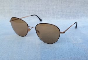 แว่นตาลักซ์ชัวรีแบรนด์อิสระจากออสเตรียที่โดดเด่นที่สุด แอนดี้ วูล์ฟ–ANDY WOLF ตัวแท้ สภาพเทพ เก่าเก็บทศวรรษ 2010 ผลงานของ แคทารีนา ชลาเกอร์ ศิลปินนักออกแบบจากเมืองกราซ เลนส์กระจกไฮ–คลาสญี่ปุ่น FLYING HORUS สีน้ำตาล–ตอร์ติญ่า หายาก งดงามมาก ขนาดมาตรฐาน–Standard One Size 142mm สวมใส่ได้ทุกขนาดใบหน้า แว่นตาลักซ์ชัวรีแบรนด์อิสระจากออสเตรียที่โดดเด่นที่สุด แอนดี้ วูล์ฟ–ANDY WOLF ตัวแท้ สภาพเทพ เก่าเก็บทศวรรษ 2010 ผลงานของ แคทารีนา ชลาเกอร์ ศิลปินนักออกแบบจากเมืองกราซ เลนส์กระจกไฮ–คลาสญี่ปุ่น FLYING HORUS สีน้ำตาล–ตอร์ติญ่า หายาก งดงามมาก ขนาดมาตรฐาน–Standard One Size 142mm สวมใส่ได้ทุกขนาดใบหน้า