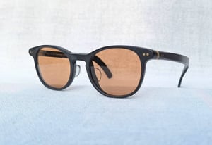 ที่สุดแห่งแว่นตาเยอรมันแฮนด์คราฟท์ยุคใหม่ ลูเนอร์–LUNOR รุ่นเรือธง A6 246 รุ่นเดียวที่ แดเนียล เคร็ก–เจมส์ บอนด์ 007 สวมใส่เป็นประจำ โคตรเลนส์กระจกพระเจ้า CARL ZEISS JENA ที่ได้รับยกย่องว่าดีที่สุดตลอดกาลของชนชาติเยอรมัน ขนาด Standard One Size 137mm ผลิตไซซ์เดียว เหมาะสำหรับผู้มีใบหน้าขนาดกลาง–เล็ก