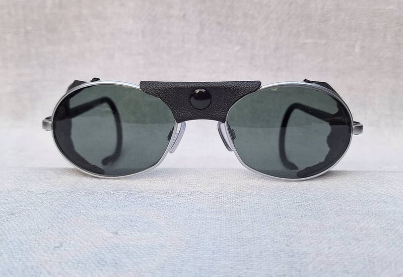 โคตรแว่นตาก็อกเกิลส์–สตีมพังก์ฝรั่งเศสที่เก่าแก่ที่สุด ราคานักศึกษา ป.โท เซเบ–CÉBÉ ตัวแท้ มือหนึ่ง สต็อกเก่าทศวรรษ2000 โมเดลคลาสสิก–จีโอเมตริก–วงรี–ก็อกเกิลส์ กรอบราชสีห์เงิน–โล่นิรภัยหนังแท้–ถอดเข้าออกได้ เลนส์กระจกคริสตัลญี่ปุ่น UNION COLOR LENS by Union Optical ขนาดมาตรฐาน–Standard One Size 142mm