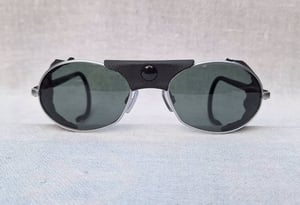 โคตรแว่นตาก็อกเกิลส์–สตีมพังก์ฝรั่งเศสที่เก่าแก่ที่สุด ราคานักศึกษา ป.โท เซเบ–CÉBÉ ตัวแท้ มือหนึ่ง สต็อกเก่าทศวรรษ2000 โมเดลคลาสสิก–จีโอเมตริก–วงรี–ก็อกเกิลส์ กรอบราชสีห์เงิน–โล่นิรภัยหนังแท้–ถอดเข้าออกได้ เลนส์กระจกคริสตัลญี่ปุ่น UNION COLOR LENS by Union Optical ขนาดมาตรฐาน–Standard One Size 142mm